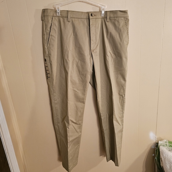 Lee Slim Fit 38 × 30 Total Freedom Chino Khakis - Picture 1 of 6